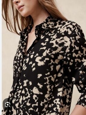 Banana Republic Black and Cream Abstract Print Button-Down Blouse Small